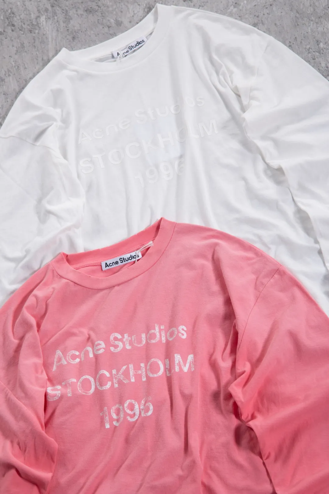 (Newly added, peach pink, white silicone printing) Acne All-Star slub cotton material, Retro washed and distressed version of printed letter long-sleeved T-shirt, made of slub cotton super soft fabric, excellent breathability, after washing process, and then the chest part is made to feel dirty, and the lower part shows a gradient effect. The clothes have a natural and slightly see-through Retro style. The collar, hem and cuffs are slightly frayed to better fit the overall tone. The distressed and cracked printed letters on the chest indicate the location of the brand and headquarters and the year of establishment. It has a very basic but not monotonous design concept. It seems simple and full of trendy and fashionable charm. The overall style continues the neutral atmosphere. The loose-fitting wearing experience for men and women is also very friendly to the figure. It is very nice whether worn alone or as an inner layer. Grams of washed slub cotton Black, White, Pink, Green, Dark Blue, Light Blue, Glacier Blue, Brick Red, Peach Pink, White Silicone Print S M L Sleeve length 69.5, shoulder width 54.5)